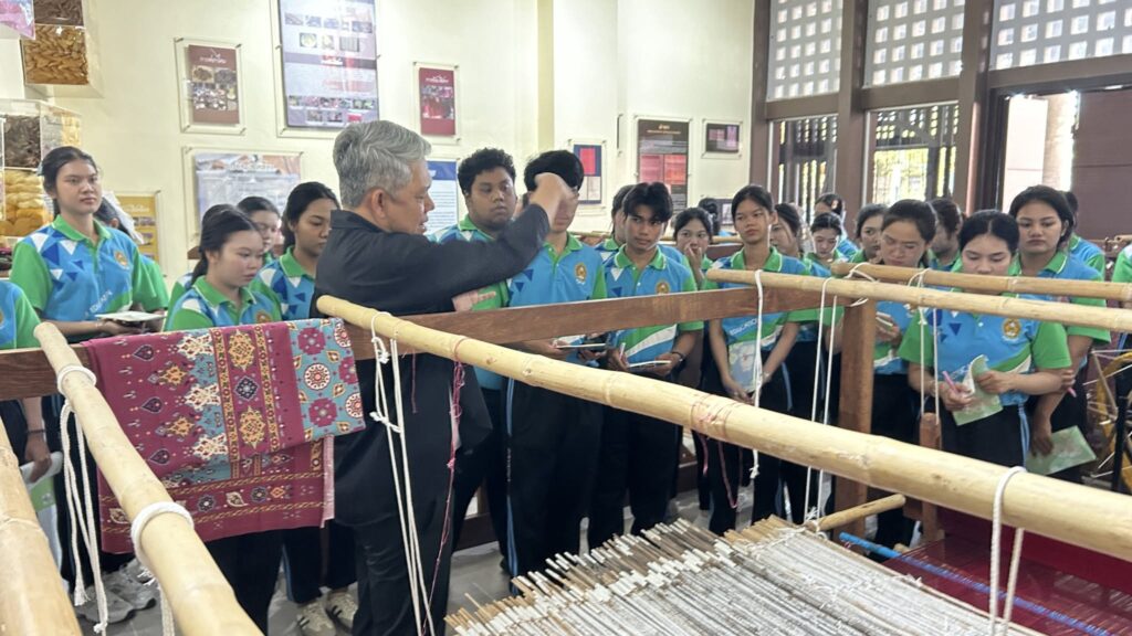 สำนักศิลปะและวัฒนธรรม มรส. บูรณาการภูมิปัญญาผ้ายกสู่การเรียนรู้วิทยาศาสตร์ พัฒนานักศึกษาครูสู่การเรียนรู้เพื่อความยั่งยืน